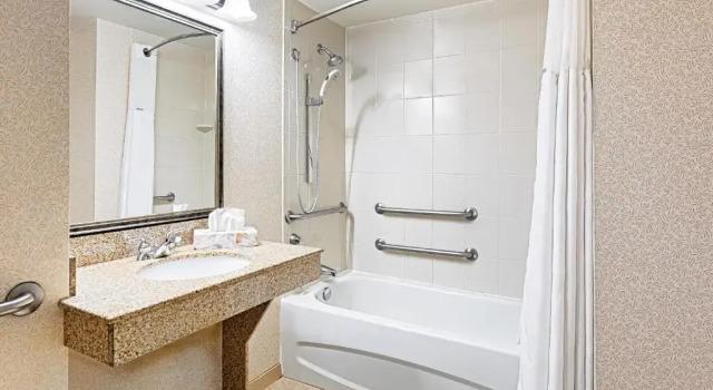 Четырёхместный номер Standard Lexington Expo Hotel by IHG