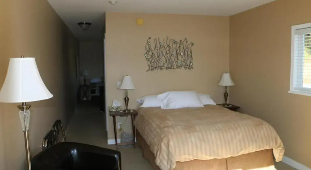 Четырёхместный номер Standard с балконом Nimpkish Hotel