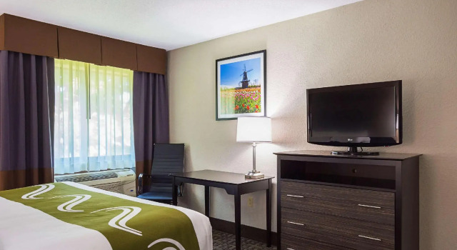 Двухместный номер Standard AmericInn by Wyndham Holland MI