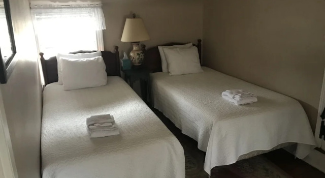 Четырёхместный номер Standard Inn at Millrace Pond