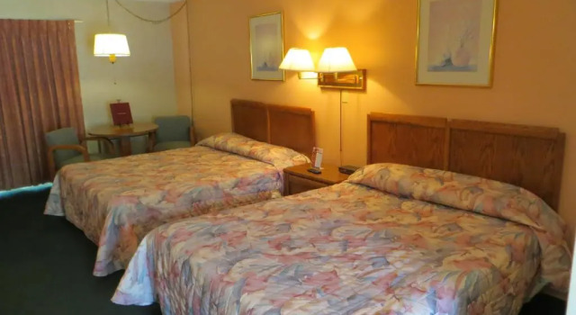 Четырёхместный номер Standard Starlite Budget Inn