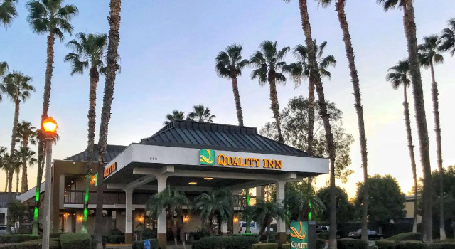 Кровать в общем номере Quality Inn Riverside near UCR and Downtown