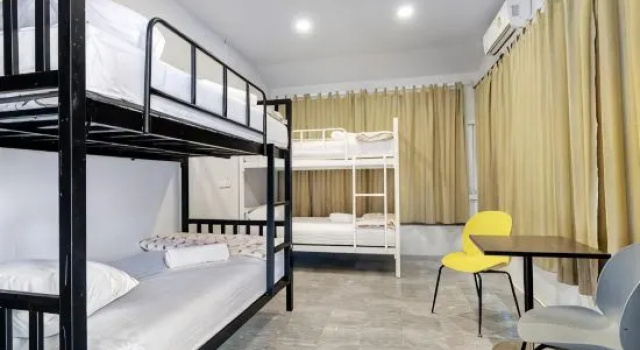 Кровать в общем номере Chill Inn Lipa Noi Hostel and Beach Cafe