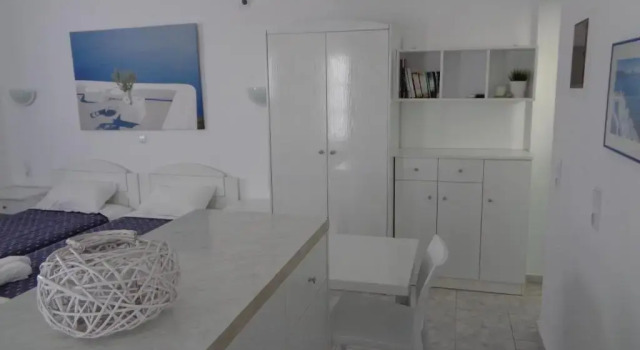 Студия Blue and White Studios & Apartments