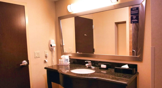Четырёхместный номер Standard Hampton Inn & Suites Jacksonville Beach Boulevard/Mayo Clinic