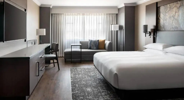 Номер Standard с видом на город Monterey Marriott