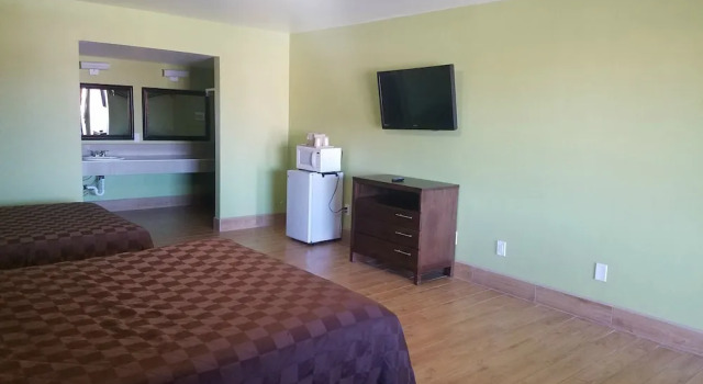 Четырёхместный номер Standard Frontier Motel