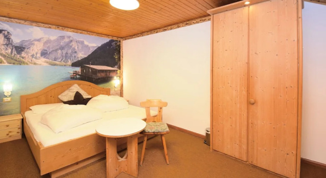 Четырёхместный номер Standard с балконом Hotel Chalet Olympia