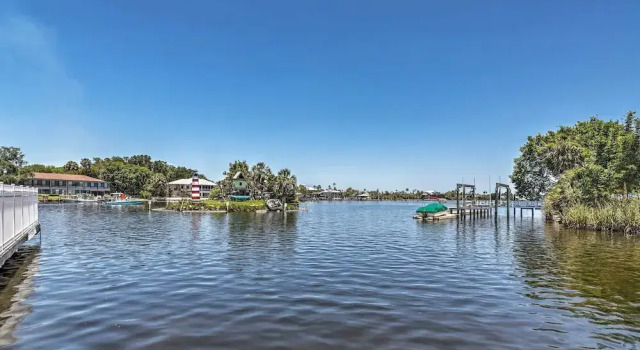 Коттедж с 2 комнатами с балконом Homosassa River Home w/ Private Boat Ramp & Kayaks