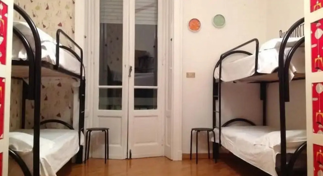 Кровать в общем номере с балконом Hostel Lumiere