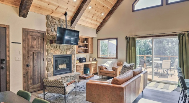 Коттедж Woodsy Retreat: Modern Mi-Wuk Village Cabin