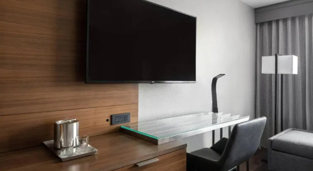 Полулюкс New Orleans Marriott Warehouse Arts District