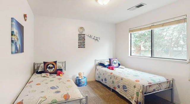 Yard & Patio: Quiet & Well-stocked Riverside Home, Prenota Casa vacanze Cottage a Three Rivers, Cottage
