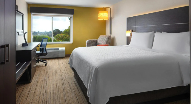 Двухместный номер Standard Holiday Inn Express Hotel & Suites Belmont by IHG