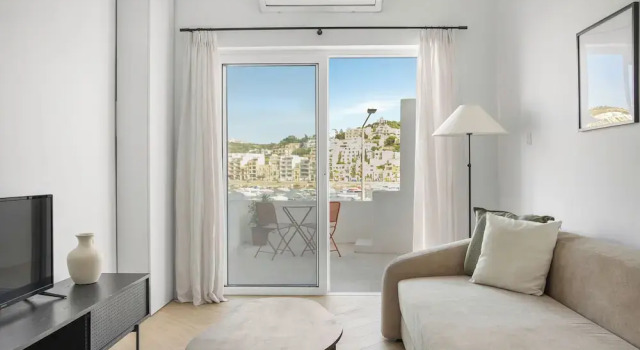 Апартаменты Modern SEAFRONT 2BR APT w Terrace & View