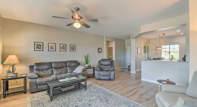 Welcoming Surprise Home w/ Patio & Spacious Yard, Foglalás Nyaraló Surprise Scottsdale