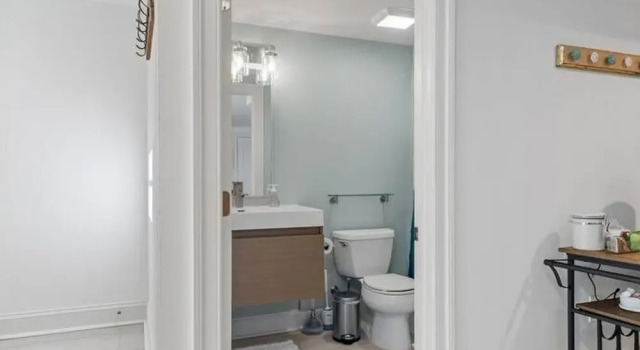 Stone s Throw From Capitol Hill Free Parking, Забронировать Отель Northeast Вашингтон, рядом с Стэдиум-Армэри