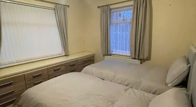 Charming Home in Huddersfield w/ Parking Petsok, Забронировать Отель Отели Англии 3 звезды, 3*