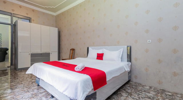 Suite RedDoorz Plus @ Villa Bontes Batu
