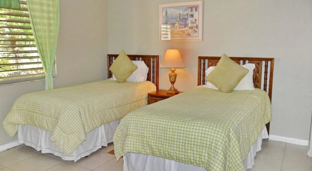 Idyllic Condo With Brief Walk to Beach and Restaurants