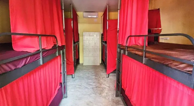 Кровать в общем номере Top Views Retreat