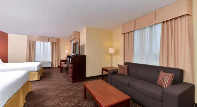 Четырёхместный люкс Holiday Inn Express White House by IHG