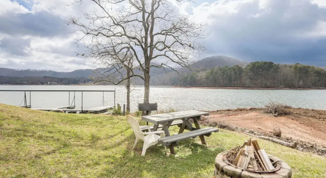 Fire Pit & Boat Dock: Lake Chatuge Townhome!, Boek Appartement Hiawassee 