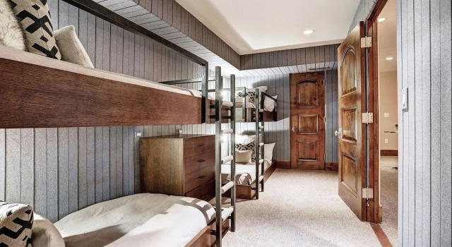 Gorgeous 5 Bedroom Private Chalet in Vail Village, Забронировать Шале Отели Вейл с парковкой, Парковка
