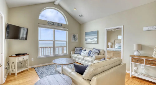 Villa Delphinus - Beachfront! And Pet Friendly! Feel The Ocean Breezed And Hear The Waves Lapping Right At Your Doorstep! 3 Bedroom Home by RedAwning, Boek Villa Dauphin Island Alabama