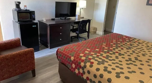 Двухместный номер Standard с балконом Perry Inn & Suites National Fairground I 75