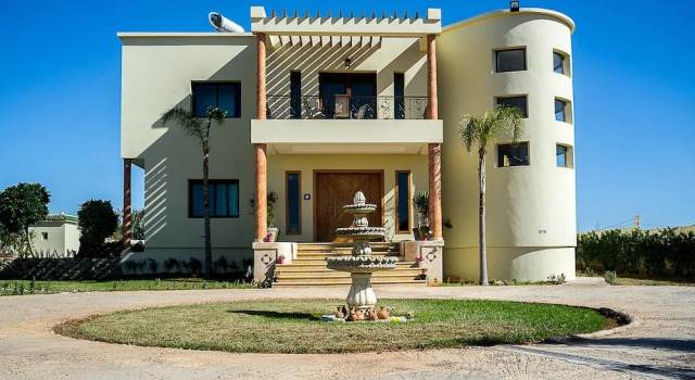 Domaine Lilia, Забронировать Отель Отели Схират с парковкой, Парковка