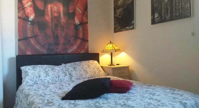 Lovely double bedroom in Rotherhithe, Забронировать Отель Отели Большого Лондона с парковкой, Парковка