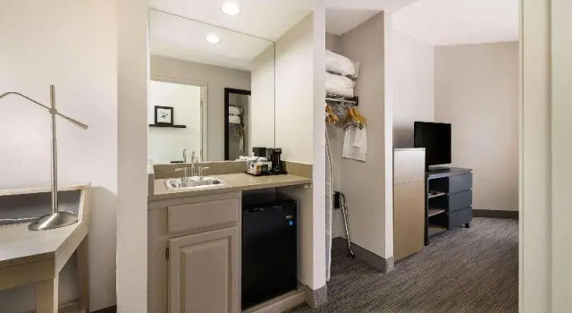 Люкс Standard Country Inn & Suites by Radisson, Freeport, IL