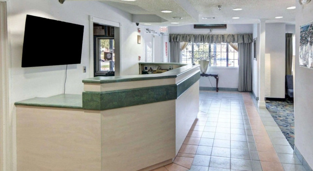 Rodeway Inn & Suites Lewisville I-35, Забронировать Мини-отель Мотели Льюисвилл, Мотель