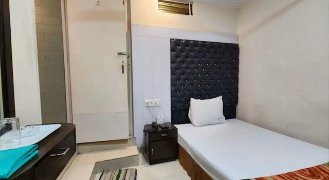ZO Rooms Esplanade SN Banerjee Road