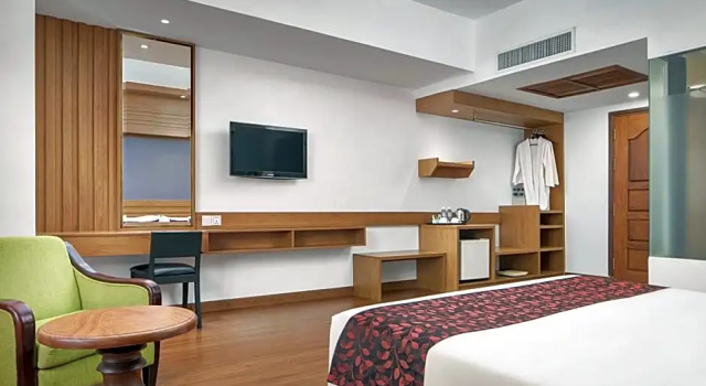 Двухместный номер Deluxe с балконом и с красивым видом из окна Ohana Phnom Penh Palace Hotel