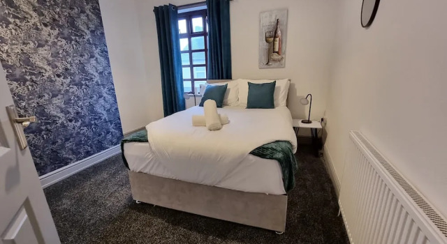 Cosy Stay in Stoke on Trent By Villazu, Забронировать Отель Сток-он-Трент Стаффордшир