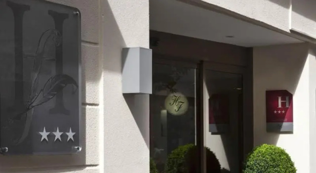 Кровать в общем номере Hôtel Elysées Flaubert
