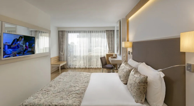Четырёхместный номер Standard с балконом Glamour Resort & SPA