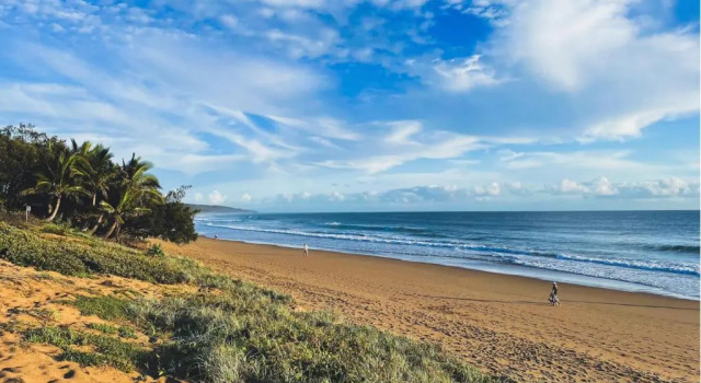 Кровать в общем номере Kitesurf 1770 Beach House Stay and Investment Opportunity