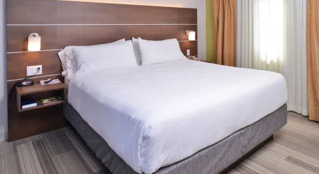 Номер Standard Holiday Inn Express Hotel and Suites Stevens Point by IHG