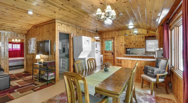 Cabin 600' to Manistee Lake Private Shared Access, Buchen Sie Ferienhaus Villen in Mancelona, Villa