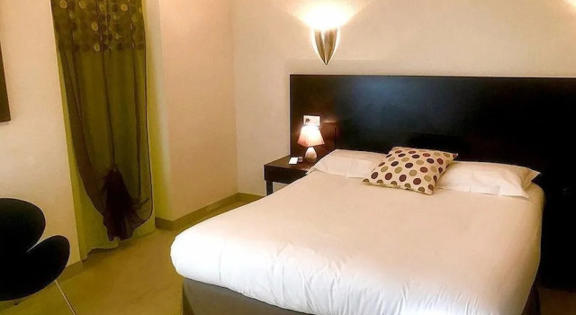 Hotel des Colonnes, Rezervasyon Otel Greoux-les-Bains Cadarache