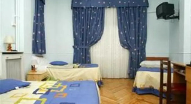 Hostal Alcazar Regis, Забронировать Отель Отели Мадрида с парковкой, рядом с Театр Монументал, Парковка