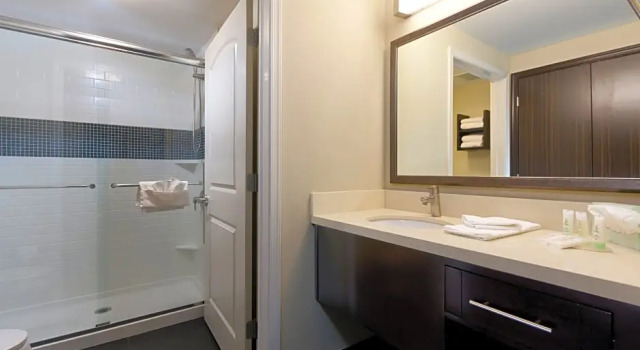 Четырёхместный номер Standard с 2 комнатами Staybridge Suites Buffalo-Amherst by IHG