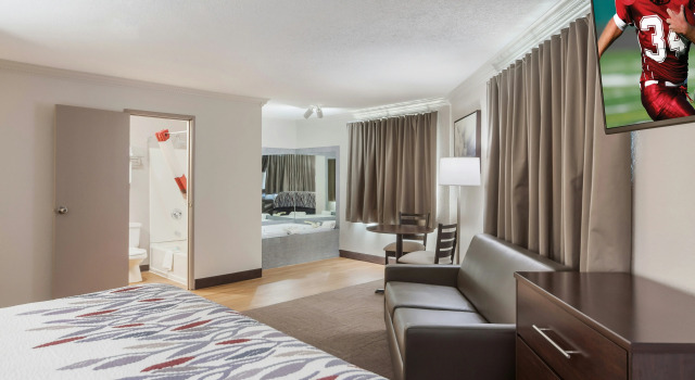 Red Roof Inn & Suites Omaha - Council Bluffs, Book Hotel Hoteller i Omaha med parkering, Parkering