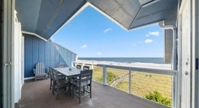 Ocean Vibes 4 Bedroom Home by RedAwning