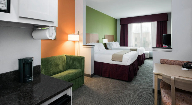 Четырёхместный люкс Holiday Inn Express Hotel & Suites Clute-Lake Jackson by IHG