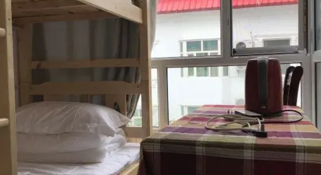 Кровать в общем номере (мужской номер) Wuwangwo Hotel