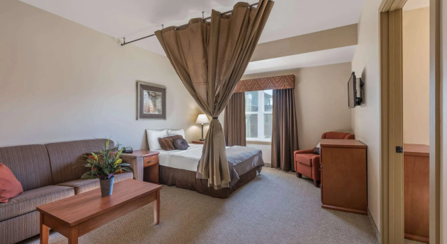 Четырёхместный люкс Clarion Hotel & Suites Williston